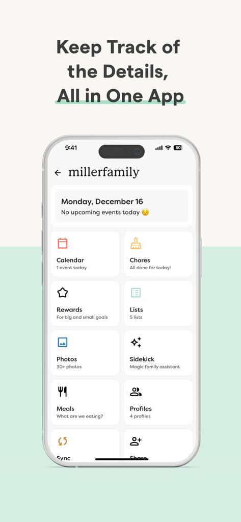 Un smartphone que muestra el panel familiar de la App Skylight con mosaicos para calendario, tareas, recompensas y planificación de comidas.