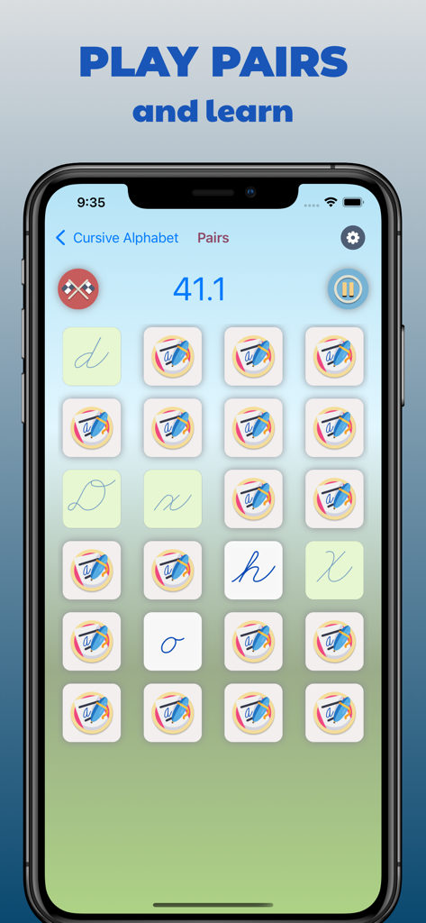 Handwriting Tracing Practice - Una pantalla de juego de memoria en la aplicación Handwriting Tracing Practice donde los niños emparejan letras cursivas.