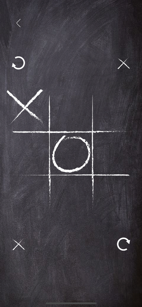 Juego de Tres en Raya con fondo de pizarra y símbolos dibujados a mano de X y O.