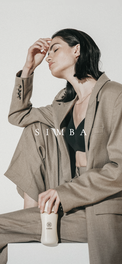 小獅王辛巴 官方線上旗艦店 - Une femme chic en costume tenant un biberon Simba