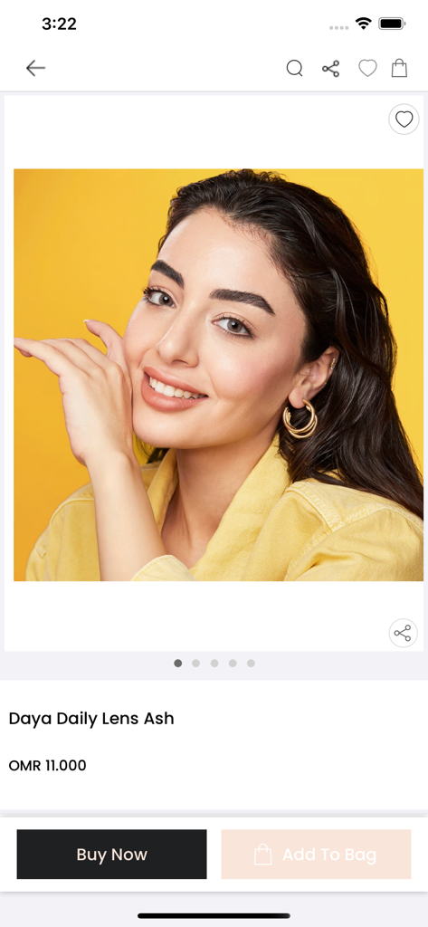 Cali Lens - Una página de producto en la aplicación Cali Lens que muestra un modelo usando lentes de contacto de color Daya Daily Lens Ash con botones de comprar ahora y añadir al carrito.