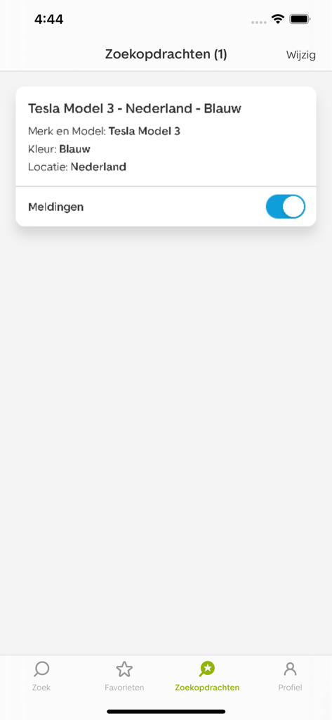 AutoTrader: tweedehands auto’s - Una captura de pantalla de la aplicación AutoTrader que muestra una búsqueda guardada para un Tesla Model 3 azul en los Países Bajos con las notificaciones activadas.