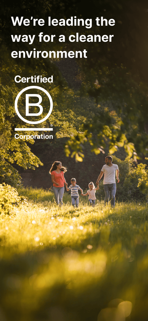 Eine Familie, die durch eine sonnenbeschienene Wiese geht, mit dem Sykes Certified B Corporation Logo und Text über Umweltengagement.