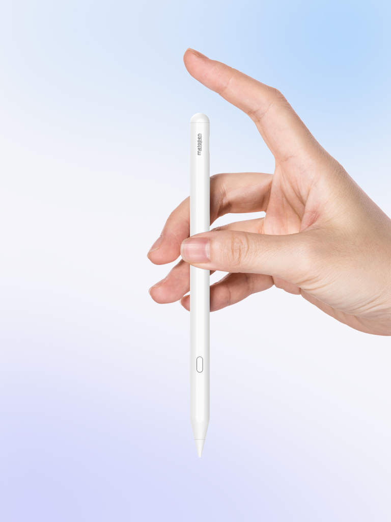 Un stylet numérique Metapen blanc pour iPad tenu par une main