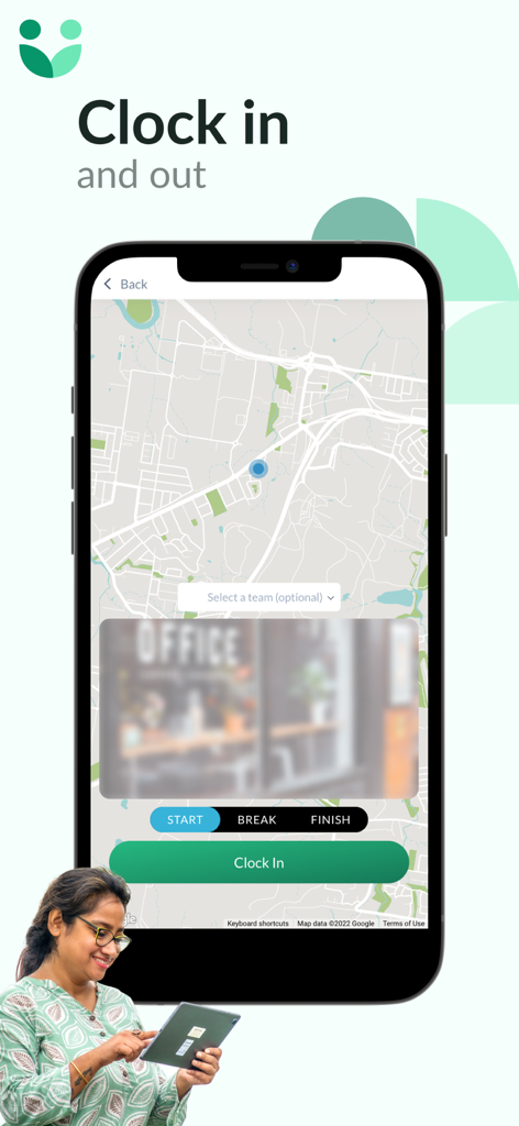 Interface do aplicativo móvel Workforce.com mostrando a tela de bater o ponto (entrada e saída) com localização no mapa via GPS
