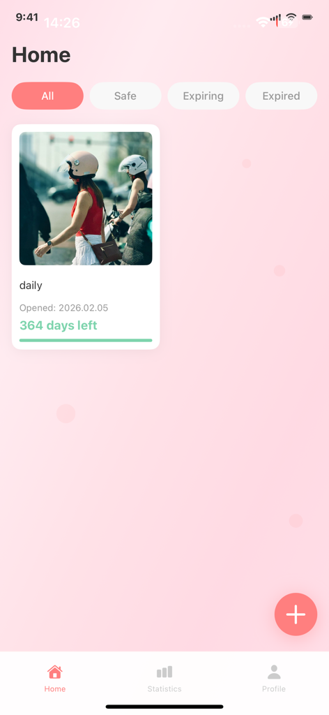 Home screen of the Lirae app showing a beauty product list and remaining usage days.