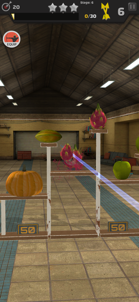 Arrow Master: Archery Game - Un juego de simulación de tiro con arco en 3D que muestra una flecha impactando un objetivo de pitahaya entre otras frutas en un almacén.