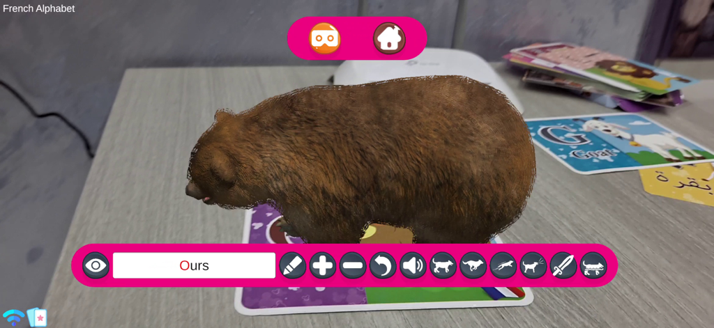 AR Kid's Kit 4D - Ein brauner Bär in erweiterter Realität (AR) erscheint auf einer Lernkarte im Französisch-Modus der AR Kid's App.