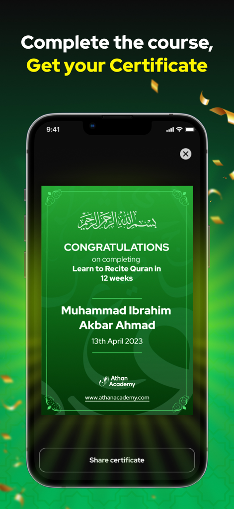 스마트폰 화면, 아탄 아카데미에서 12주 안에 꾸란 암송 학습 과정 완료 녹색 증명서 표시.