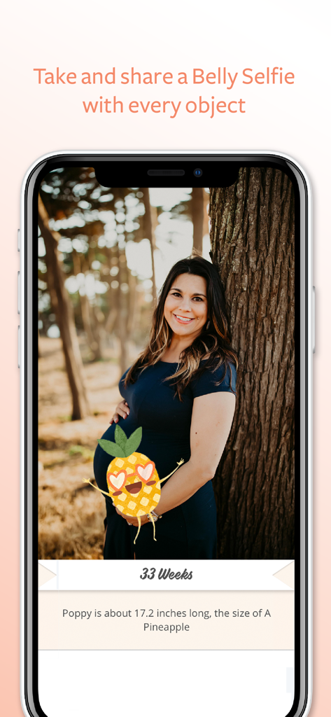 Una mujer embarazada tomándose una selfie de pancita con una piña de dibujos animados como comparación de tamaño en la aplicación Coconut Baby