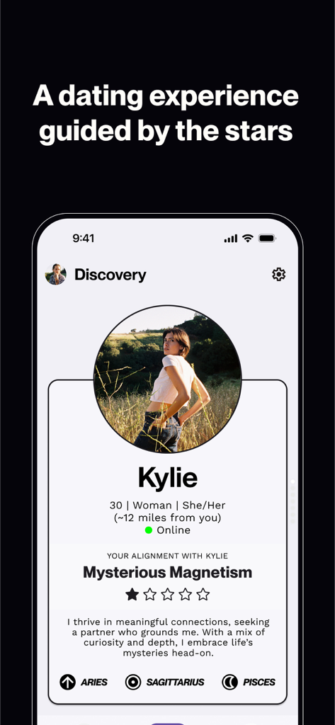 Stars Align - Interfaz de la aplicación de citas Stars Align mostrando el perfil de un usuario con compatibilidad astrológica y signos de la carta natal.