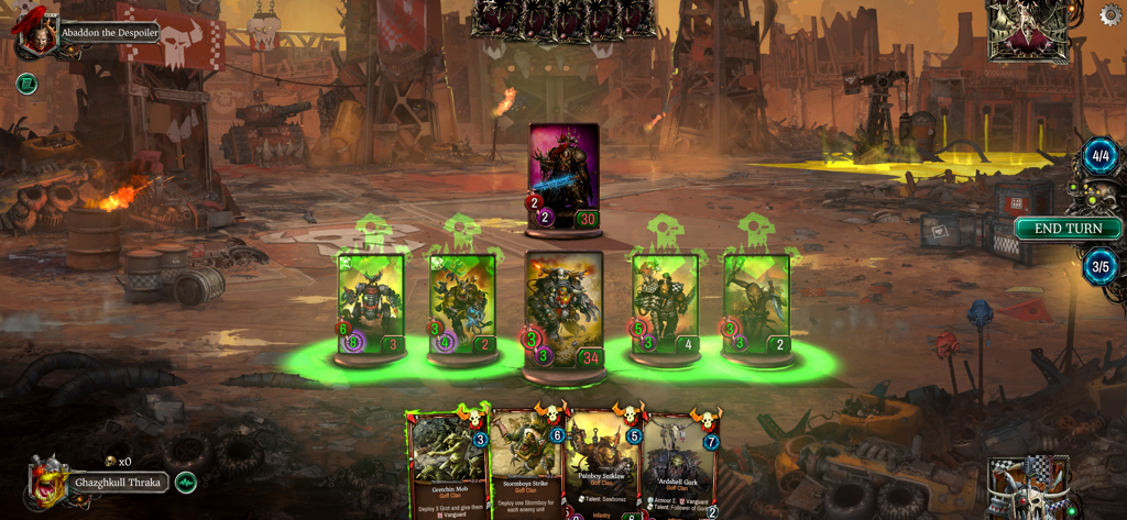 Warhammer 40,000: Warpforge - Batalha de cartas de Warhammer 40,000 Warpforge com unidades de Orks e Chaos em um campo de batalha grimdark.