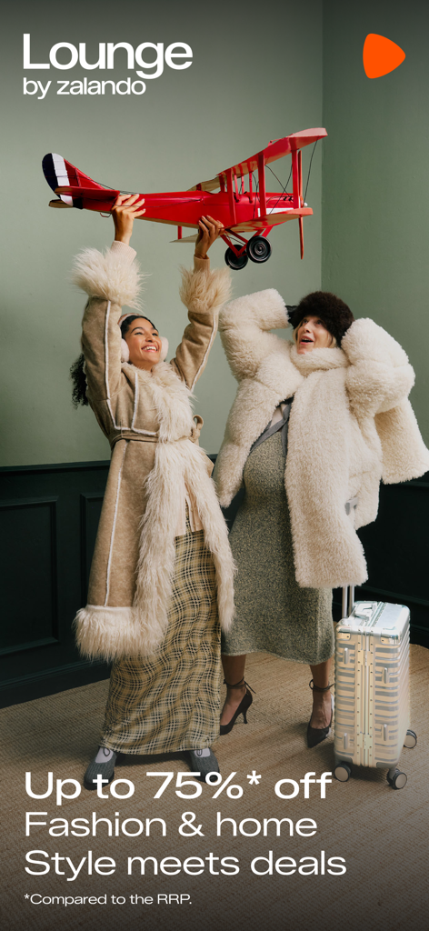 Duas mulheres com casacos de inverno elegantes celebrando descontos de moda e casa na aplicação Lounge by Zalando