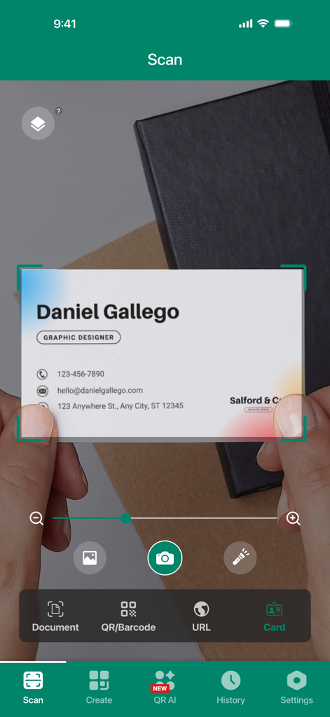 Interfaz de la aplicación AI QR Code Scanner escaneando una tarjeta de visita profesional en modo tarjeta