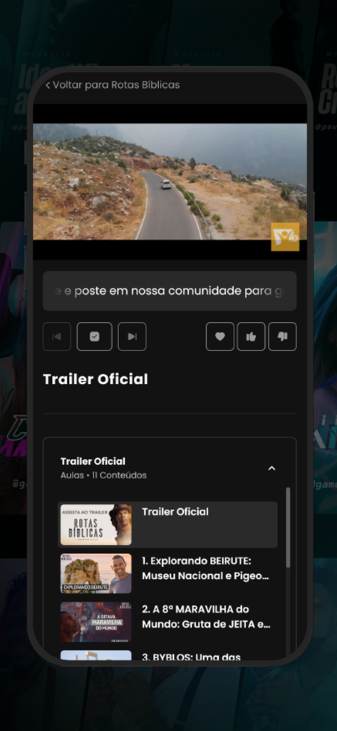 Interface do aplicativo A Bíblia Comentada mostrando um reprodutor de vídeo e uma lista de aulas de arqueologia bíblica.