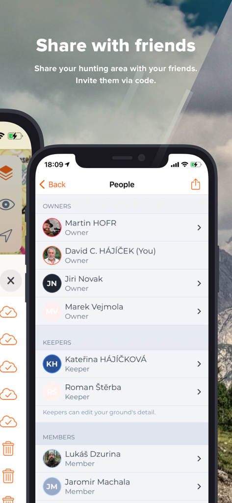 Hunterra: map&book your hunts - A mobile app screen from Hunterra showing a list of people categorized as owners, keepers, and members of a hunting area
