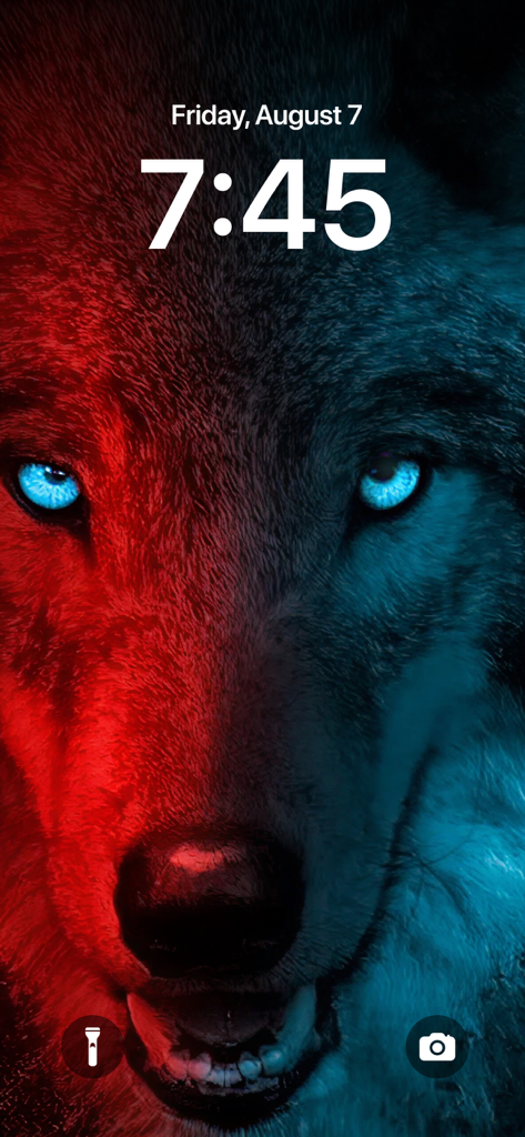 Walp - Full HD 4K Wallpapers - Pantalla de bloqueo de iPhone con un fondo de pantalla de lobo de alta resolución con diseño bicolor rojo y azul y ojos brillantes.