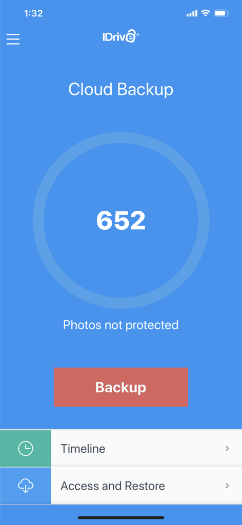 Interfaz de la aplicación móvil IDrive que muestra el estado de la copia de seguridad de fotos y un botón de copia de seguridad