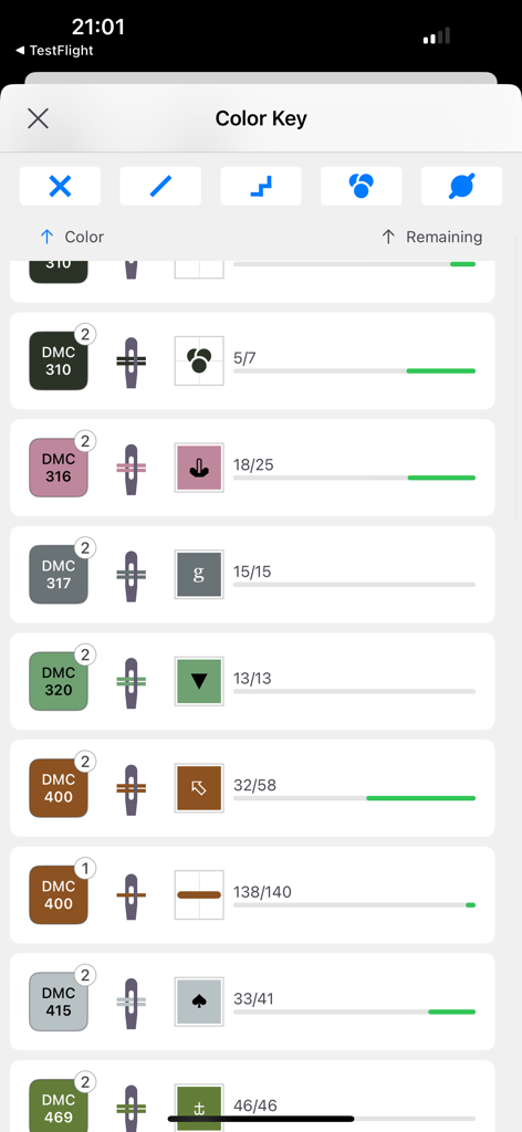 Pantalla de clave de color en la aplicación Fantastitch que muestra códigos de hilo DMC y barras de progreso de puntadas.