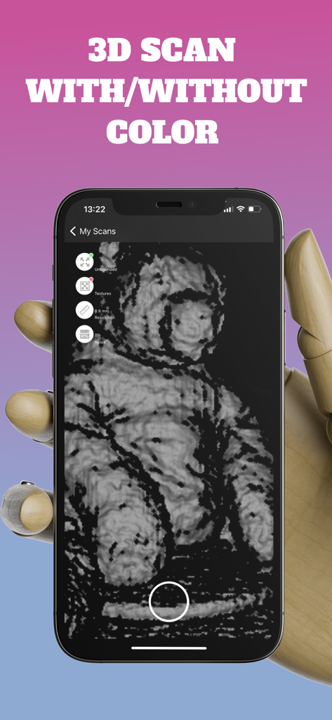 3D Scanner App - 木製マネキンハンドで持たれたスマートフォンに、テディベアの白黒3Dスキャンが表示されている様子