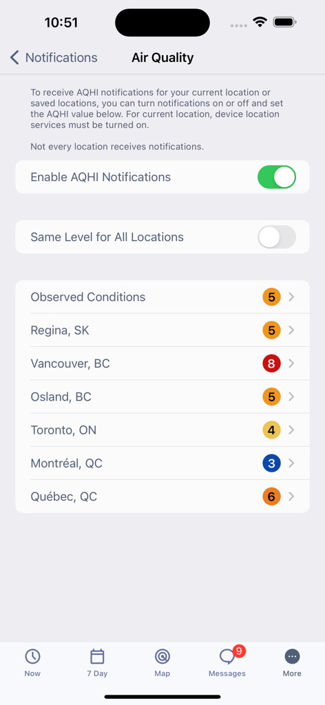 WeatherCAN - Uno screenshot della schermata delle impostazioni di notifica sulla qualità dell'aria dell'app WeatherCAN che mostra un elenco di città canadesi e i loro livelli AQHI attuali.
