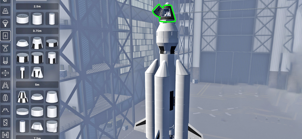 Raketenmontageschnittstelle in einer Halle mit verschiedenen Teilen zum Bau eines Raumschiffs