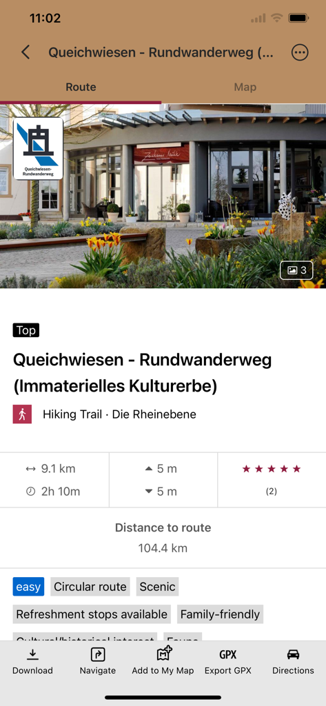 Una pantalla móvil que muestra detalles de la ruta de senderismo circular Queichwiesen, incluyendo la distancia, el tiempo y los niveles de dificultad