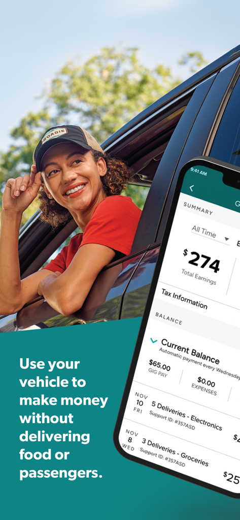 Roadie Driver - 笑顔の女性が車と一緒に立っており、携帯電話にはRoadie Driverアプリの収益と配達履歴が表示されています。