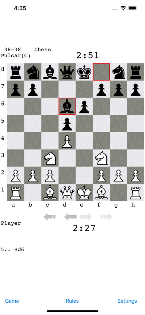 Pulsar Chess Engine - Una partida de ajedrez estándar en curso en la interfaz de la aplicación móvil Pulsar Chess Engine mostrando el tablero y los relojes