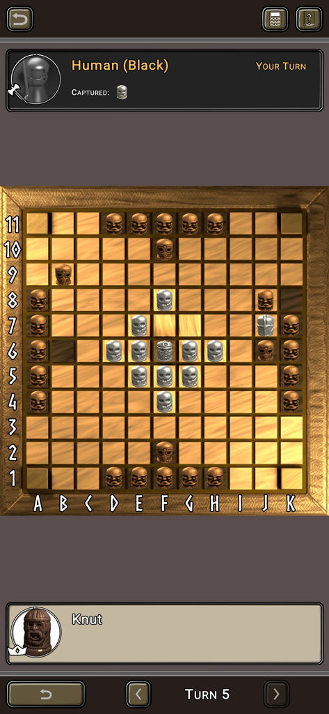 Jugabilidad del juego de mesa vikingo Hnefatafl mostrando una partida estratégica entre piezas negras y plateadas en una cuadrícula