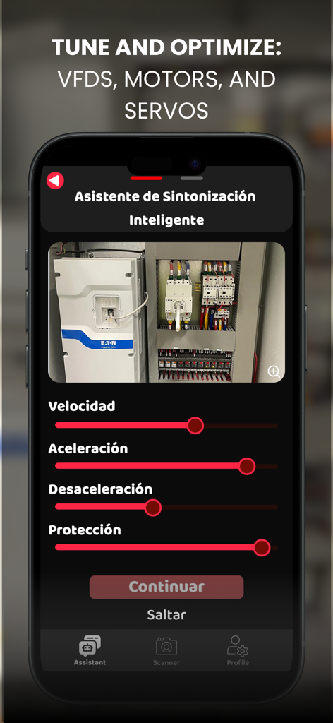 Pantalla de la aplicación PLC AI que muestra la sintonización de VFD y motor con deslizadores ajustables y una foto de panel industrial.