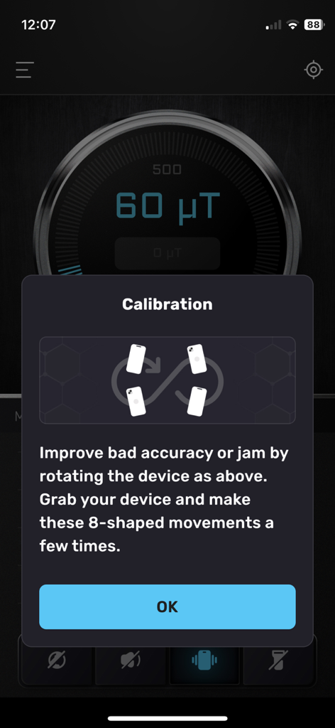 Smart Metal Detector - Una pantalla de calibración en la aplicación Detector de Metales Inteligente que indica al usuario que mueva su teléfono en forma de ocho.