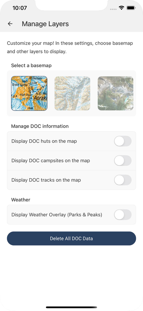 Interfaz para gestionar capas de mapas en TrailTreks, incluyendo la selección del mapa base y los interruptores para refugios DOC, campings y superposiciones meteorológicas.