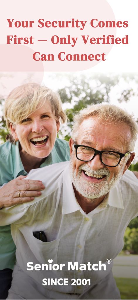 SeniorMatch® - Dating Over 50 - Pareja de ancianos feliz sonriendo al aire libre en una pantalla de la aplicación SeniorMatch que enfatiza la seguridad del usuario y las conexiones verificadas