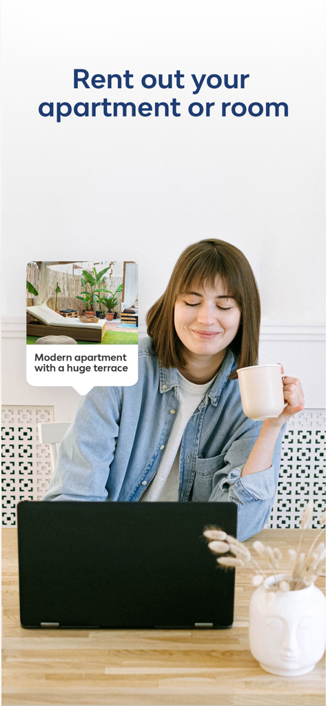Eine Frau, die einen Laptop nutzt, um ein modernes Apartment mit Terrasse zur Miete in der Badi-App zu inserieren