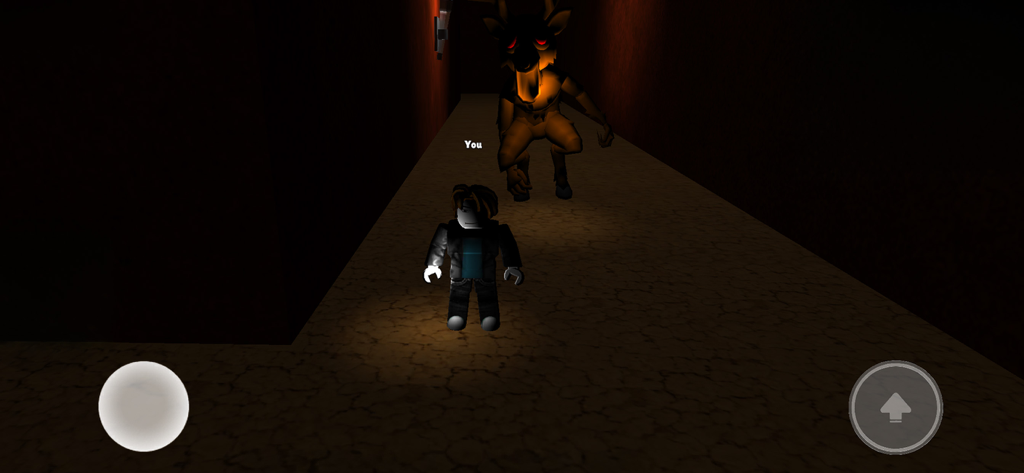 99 Nights : Forest Survival - Personaje de bloques siendo perseguido por un monstruo con ojos brillantes en un pasillo oscuro de la jugabilidad de 99 Nights Forest Survival.