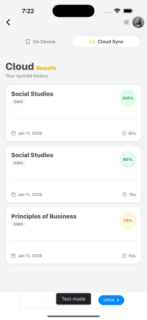 Exam Prep for CSEC, CAPE, CPEA - Una pantalla móvil que muestra una lista de resultados de exámenes CSEC para Estudios Sociales y Principios de Negocios sincronizados con la nube.