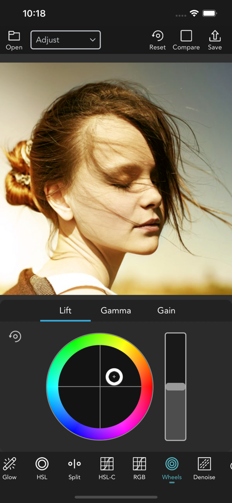 VideoLUT - VideoLUTアプリのプロフェッショナルカラーグレーディングインターフェイスに、リフト、ガンマ、ゲインのカラーホイールが表示されています。