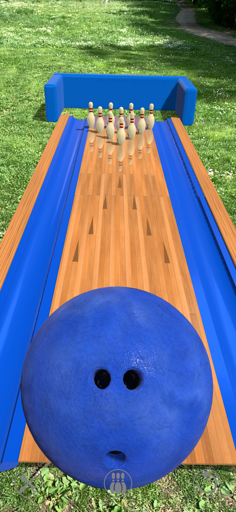 [AR] Bowling - Pista de bolos en realidad aumentada con una bola azul y bolos sobre un campo de hierba