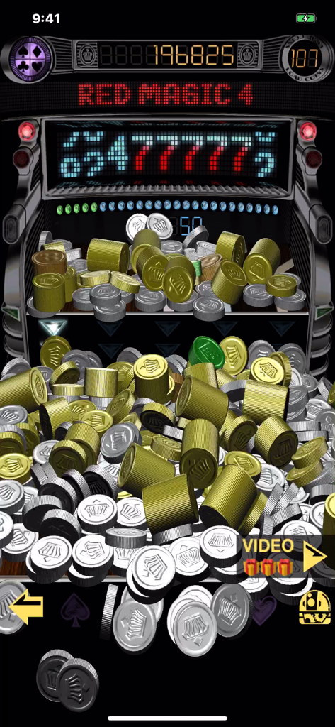 Coin Kingdom: 3D Pusher Slots - Pantalla de juego de Coin Kingdom 3D Pusher Slots que muestra una gran pila de monedas y una máquina tragaperras con jackpot.