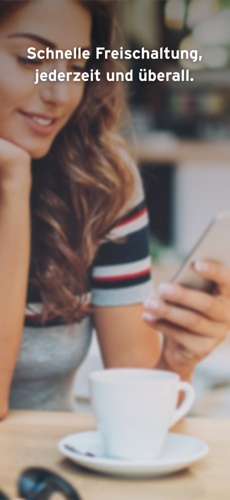 Frau nutzt die Tchibo MOBIL App zur schnellen SIM-Karten-Aktivierung in einem Café