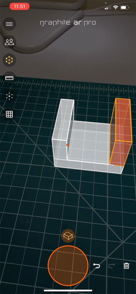 Graphite 3D - Interfaz de la aplicación Graphite 3D AR mostrando una caja de alambre 3D sobre una alfombrilla de cuadrícula física