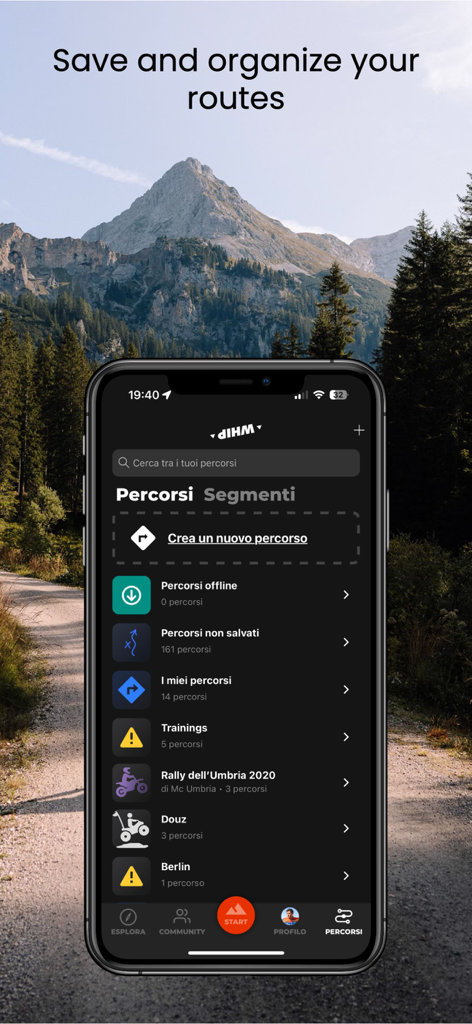 WHIP LIVE Moto, Bike, Trekking - Un smartphone montrant l'écran d'organisation des itinéraires de l'application WHIP LIVE avec un arrière-plan de paysage de montagne.