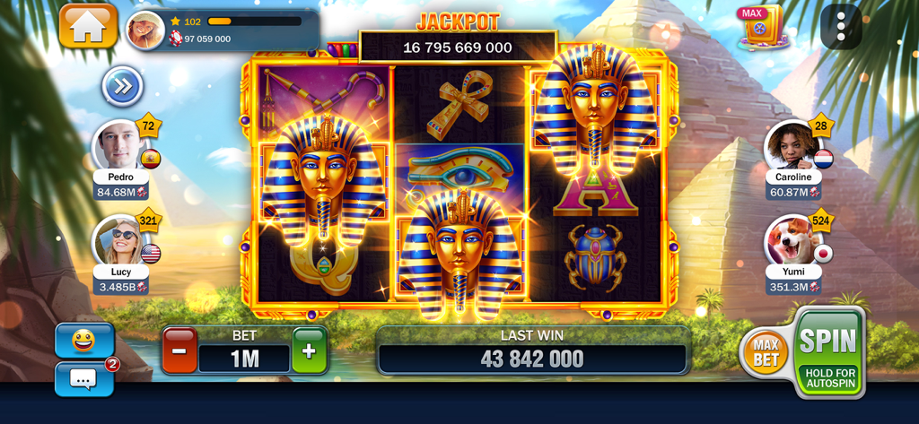 Schermata di gioco di una slot machine a tema egizio che mostra un enorme jackpot e profili social dei giocatori.