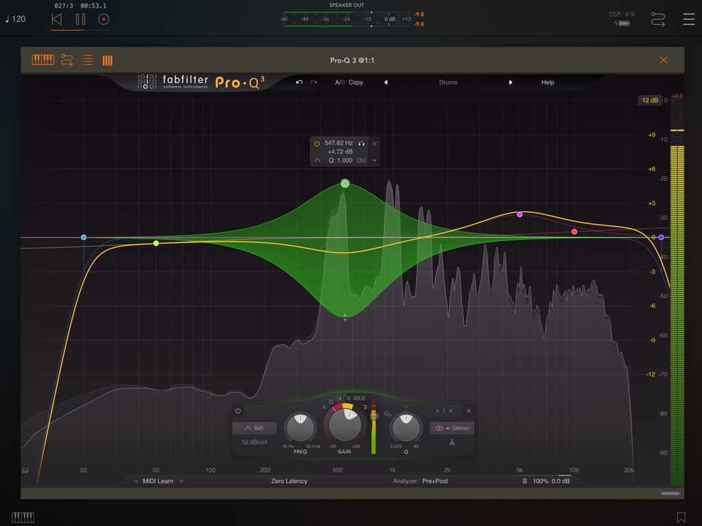 FabFilter Pro-Q 3 professionelle Equalizer-Oberfläche auf dem iPad mit Frequenzbändern und Echtzeit-Spektrumanalysator.