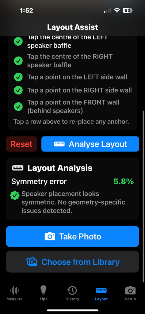 HiFi Setup: Bass & Speakers - HiFi Setup App Layout-Analysebildschirm, der die Symmetrie der Lautsprecherplatzierung und den Fehlerprozentsatz anzeigt
