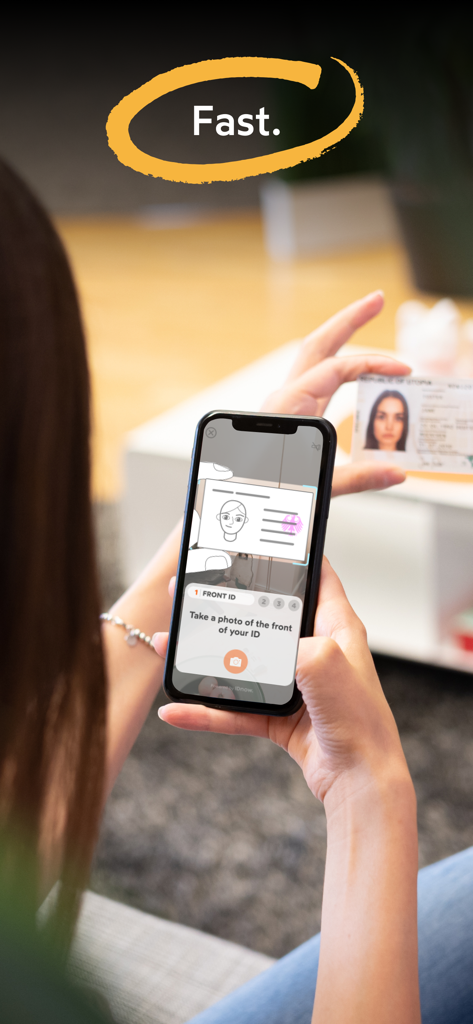 Una persona che utilizza l'app IDnow su uno smartphone per fotografare la propria carta d'identità per una rapida verifica digitale.