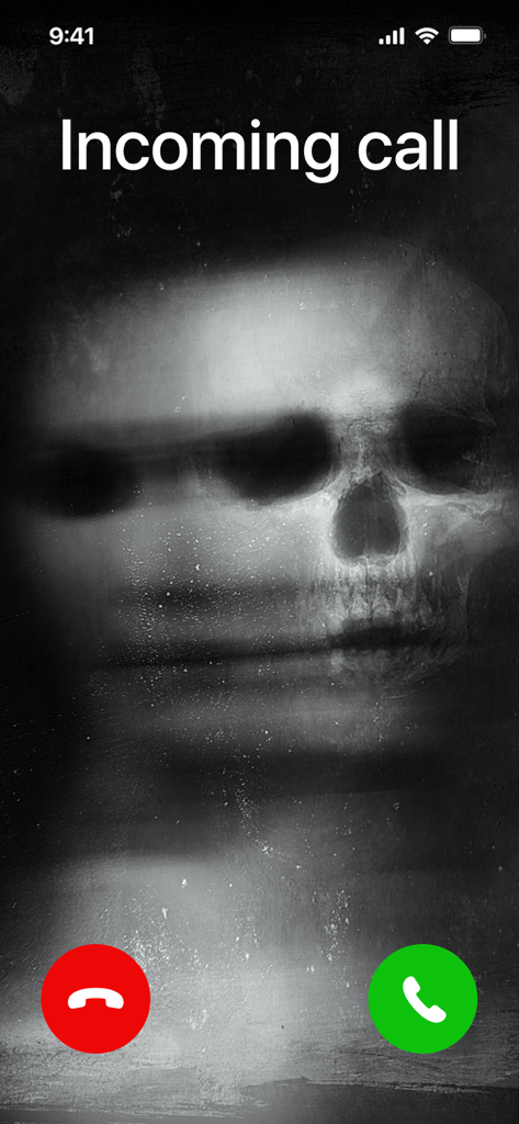 Horror Games & Chat Stories - Una schermata di chiamata in arrivo simulata con uno sfondo terrificante di teschio e volto fantasma