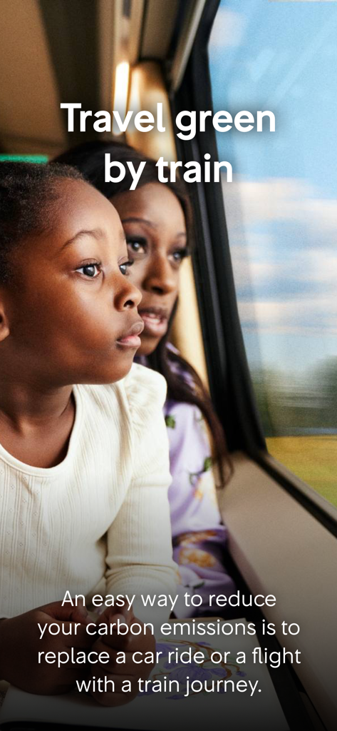 Una madre y un niño mirando por la ventana de un tren con texto promocionando viajes sostenibles y reducción de emisiones de carbono
