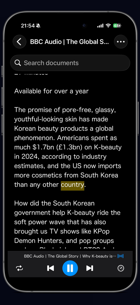 Schermata dell'iPhone che mostra l'interfaccia dell'app Voice Reader che legge un articolo di notizie con testo evidenziato e controlli di riproduzione audio